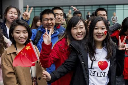 Supporters wait to welcome China's President Xi Jinping at the National Graphene Institute at Manchester University in Manchester, Britain October 23, 2015. REUTERS/Richard Stonehouse/pool