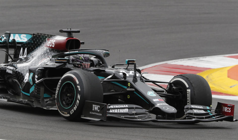 Lewis Hamilton al volante de su Mercedes durante el Gran Premio de Portugal, el domingo 25 de octubre de 2020. (AP Foto/Armando Franca, Pool)