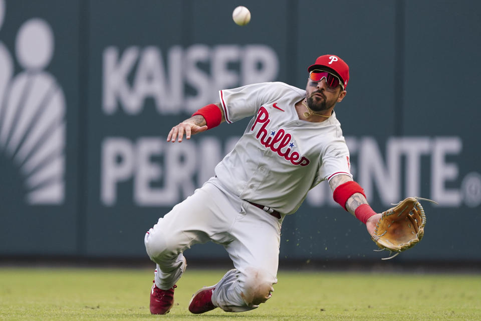 El jardinero de los Filis de Filadelfia Nick Castellanos atrapa la línea de William Contreras de los Bravos de Atlanta en el primer juego de la serie divisional de la Liga Nacional, el martes 11 de octubre de 2022, en Atlanta. (AP Foto/John Bazemore)