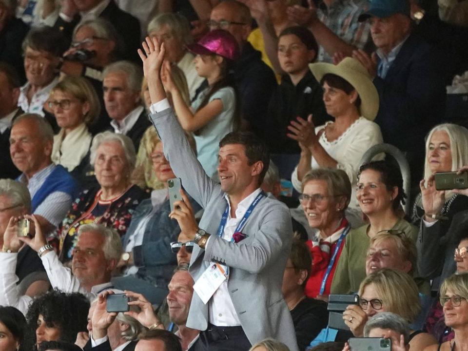 Fußball-Star Thomas Müller bejubelt seine Frau Lisa beim Pferdesport-Turnier in Aachen. (Bild: Imago Images/Chai v.d. Laage)