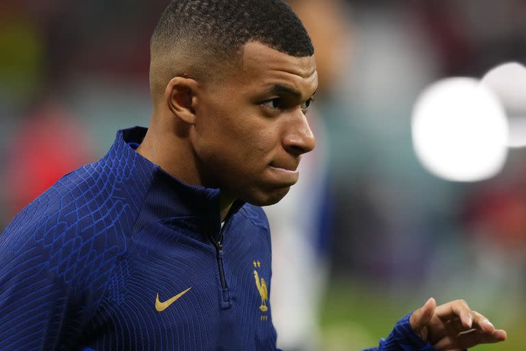 Kylian Mbappé, listo para salir a jugar la semifinal ante Marruecos