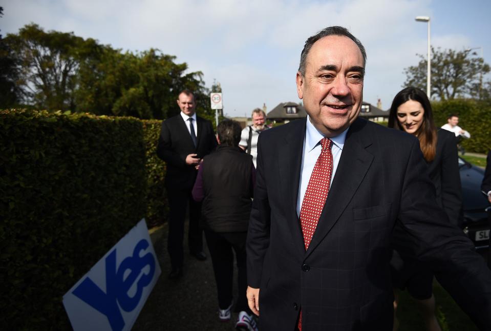 Scotland's First Minister Alex Salmond (C) walks the streets during canvassing in Dyce, Aberdeen, northern Scotland September 12, 2014. The referendum on Scottish independence will take place on September 18, when Scotland will vote whether or not to end the 307-year-old union with the rest of the United Kingdom. REUTERS/Dylan Martinez (BRITAIN - Tags: POLITICS ELECTIONS)