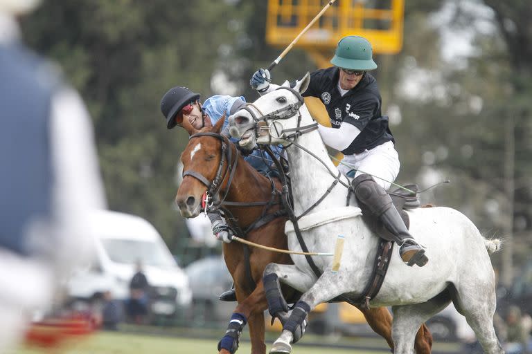 Guillermo Terrera ejecuta un cogote mano a mano con Ignatius Du Plessis, que debutó en Ellerstina.