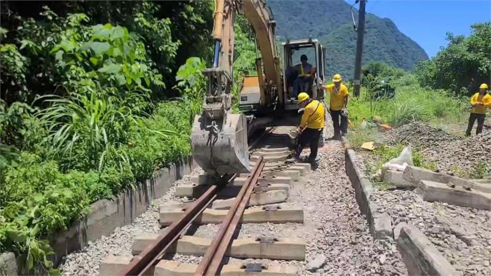 台鐵東正線才剛搶通　150噸巨石崩落砸斷鐵軌「單線通車」