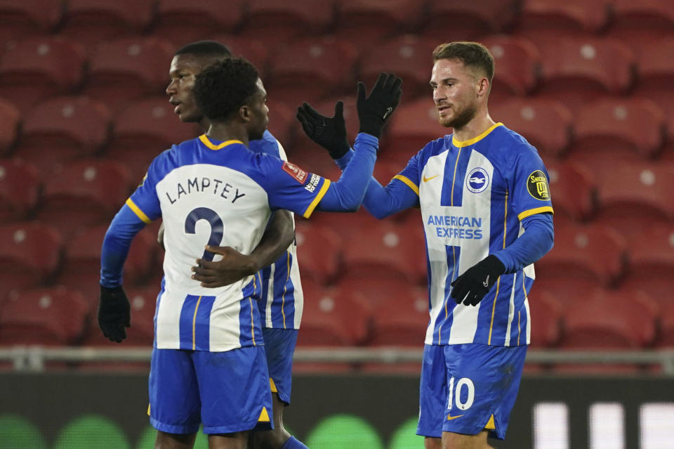 Alexis Mac Allister del Brighton and Hove Albion celebra tras anotar en el encuentro de la Copa FA ante el Middlesbrough el sábado 7 de enero del 2023. (Owen Humphreys/PA via AP)