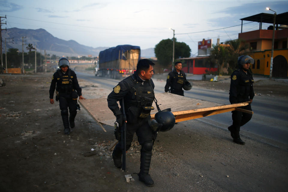 La policía despeja la autopista Panamericana Norte en medio de las crecientes protestas contra la detención del destituido presidente Pedro Castillo en Viru, Perú, en la mañana del jueves 15 de diciembre de 2022. El nuevo gobierno de Perú declaró el estado de emergencia nacional por 30 días el miércoles ante las violentas manifestaciones que sucedieron a la destitución de Castillo y, con ello, suspendió los derechos de seguridad personal y libertad de movimiento en el territorio de la nación andina. (AP Foto/Hugo Curotto)