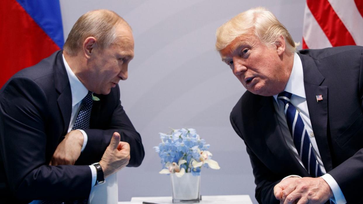 Wladimir Putin, Präsident von Russland, und Donald Trump, Präsident der USA, unterhalten sich 2017 auf dem G20-Gipfel.