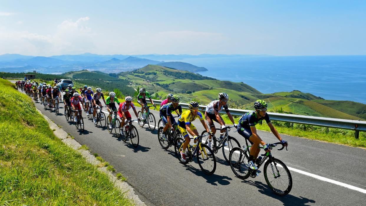  TThe peloton head up Alto de Jaizkibel during the Clasica San Sebastian live stream  