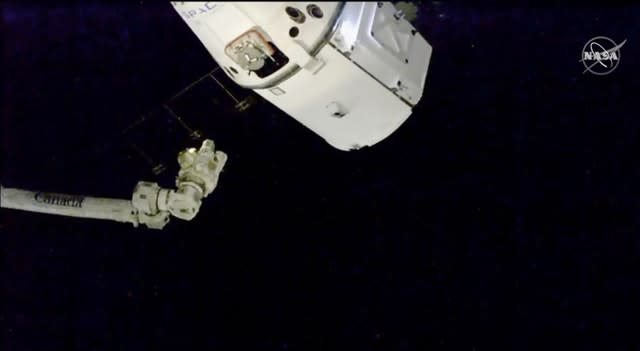 The SpaceX Dragon cargo spacecraft approaches the robotic arm