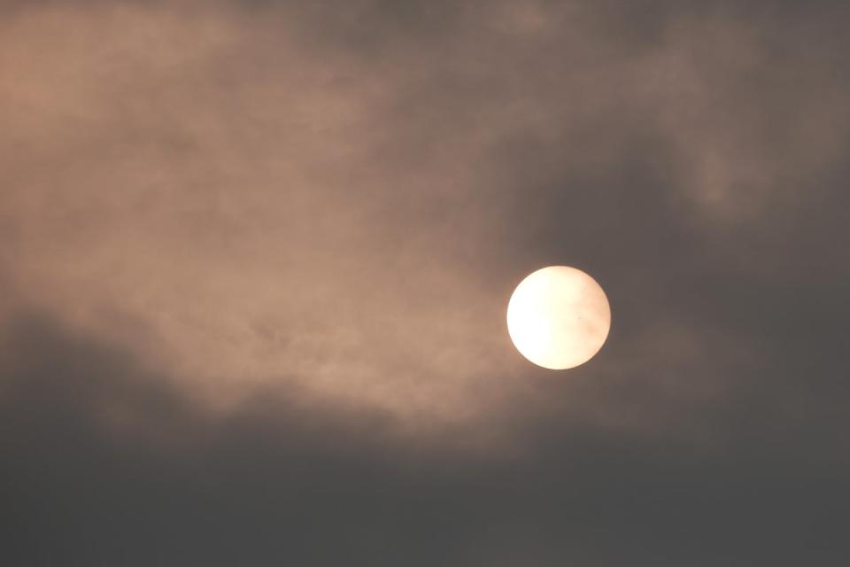 El sol sobre la ciudad de Nueva York adquiere un aspecto rojo en una mañana nublada como resultado de los incendios forestales canadienses (Getty Images)