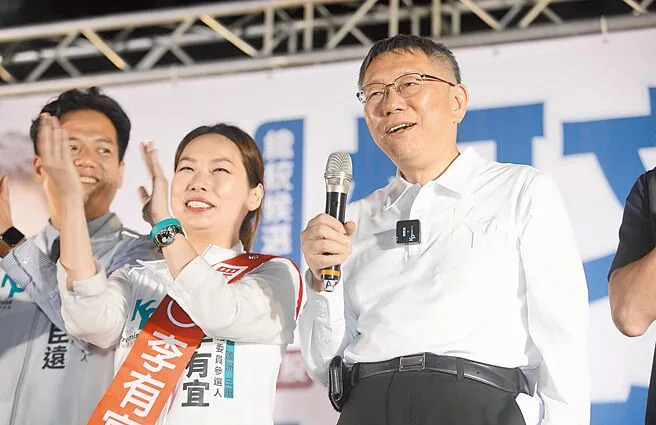 民眾黨總統參選人柯文哲陣營，今（22）日仍將由競選總幹事黃珊珊前往中選會代領總統登記表格，預計23或24日登記。圖為民眾黨總統參選人柯文哲（右）傍晚出席立委參選人李有宜（左）競選總部成立大會。（張鎧乙攝）