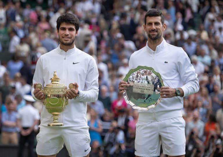 Alcaraz campeón y Djokovic subcampeón tras un memorable cruce en la final de Wimbledon de este año, que duró cinco sets.