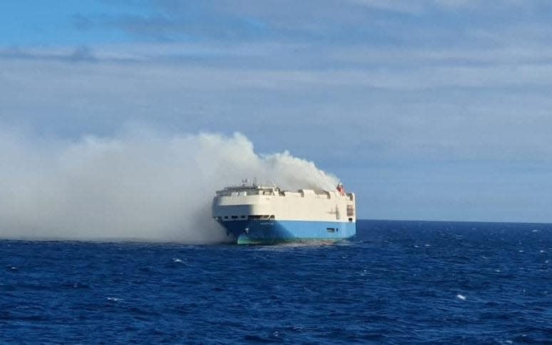 Ladijski požar Porsche Bentley - https://www.telegraph.co.uk/business/2022/02/18/ship-carrying-hundreds-porsches-bentleys-adrift-catching-fire/