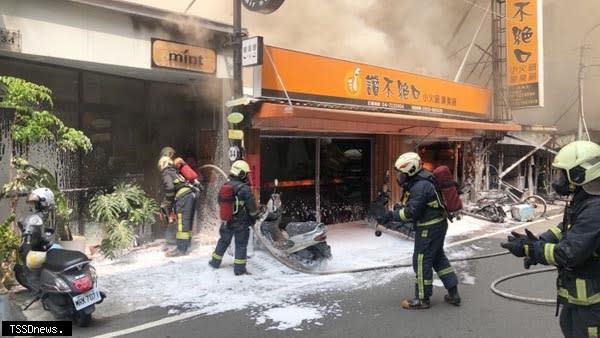 彰化市鬧區太平街商圈，發生火警火勢延燒火鍋店等三店家，雖沒傷亡、損失卻慘重。（記者方一成攝）