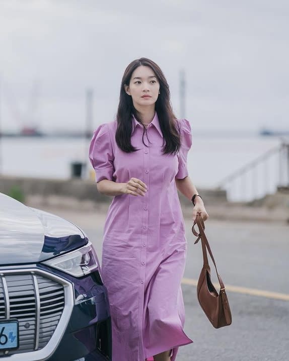 申敏兒飾演的尹惠珍在《海岸村恰恰恰》中身穿韓國品牌 And You 連身裙。