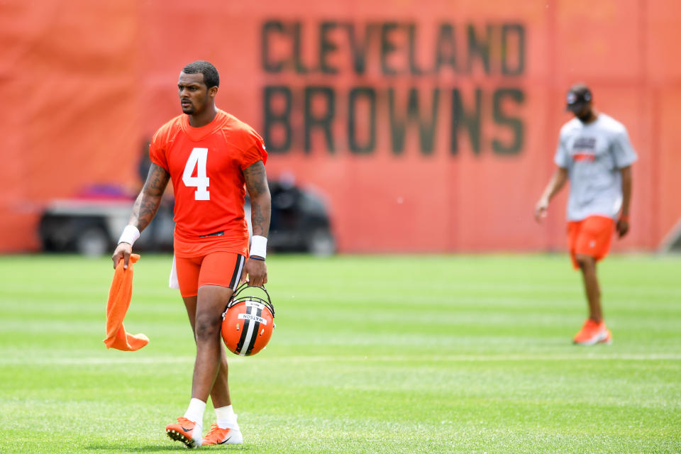 BEREA, OH - 1 DE JUNIO: Deshaun Watson #4 de los Cleveland Browns sale del campo mientras el gerente general Andrew Berry lo sigue después del entrenamiento de temporada baja de los Cleveland Browns en CrossCountry Mortgage Campus el 1 de junio de 2022 en Berea, Ohio.  (Foto de Nick Cammett/Diamond Images vía Getty Images)