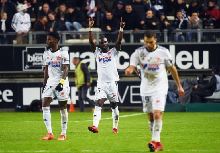 Amiens' forward Pape Moussa Konate (C) celebrates after scoring against Lille on November 20, 2017, at the Licorne Stadium in Amiens, northern France