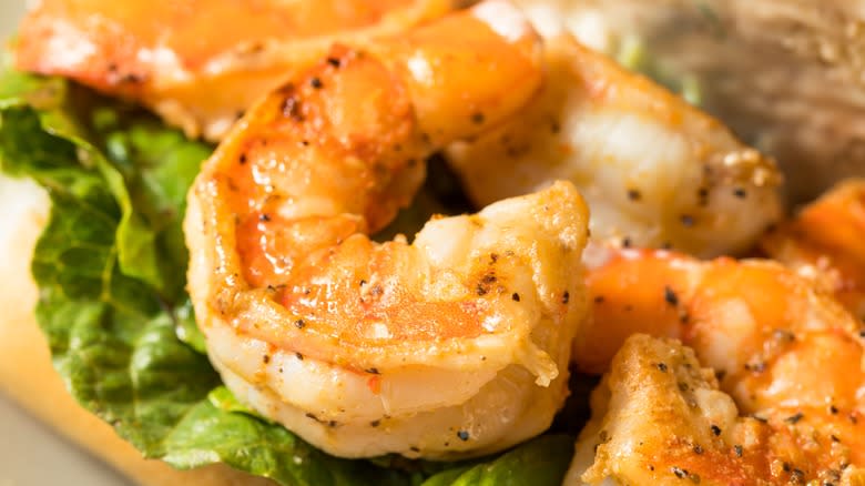 Grilled shrimp on lettuce and bread