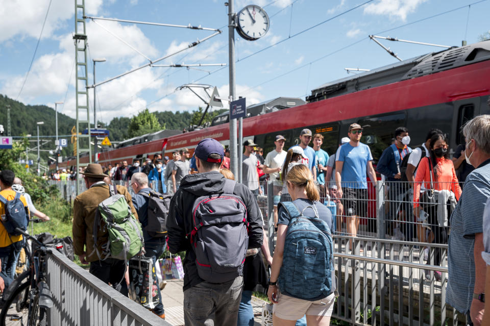<p>Fahrgäste steigen aus dem Regionalzug in Oberau aus und gehen zum Schienenersatzverkehr, um nach Garmisch-Patenkirchen zu gelangen. (Foto: Daniel Vogl/dpa)</p> 
