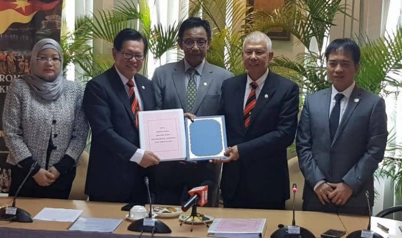 Tourism, Arts and Culture Minister Datuk Abdul Karim Rahman Hamzah (centre) witnessing Datuk Lee Kim Shin (second left) hand over the duties of Assistant Minister of Tourism, Arts and Culture to Datuk Sebastian Ting, September 19, 2019. — Picture courtesy of the Sarawak Public Communication Unit of the Chief Minister’s Office