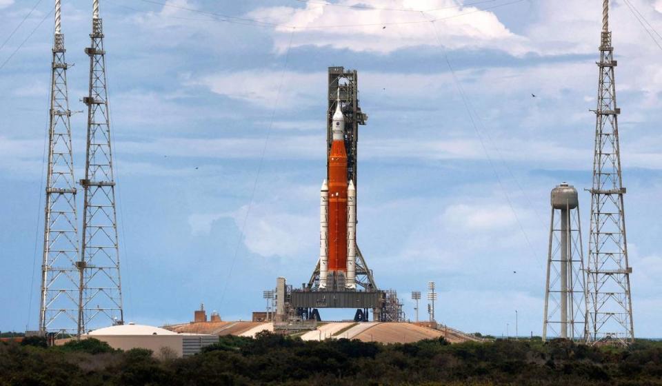 Artemis I, el cohete del Sistema de Lanzamiento Espacial de la NASA que transporta la nave espacial Orión, se encuentra en la plataforma de lanzamiento 39-B en el Centro Espacial Kennedy, Florida, el domingo 28 de agosto de 2022. (Joe Burbank/Orlando Sentinel/TNS)