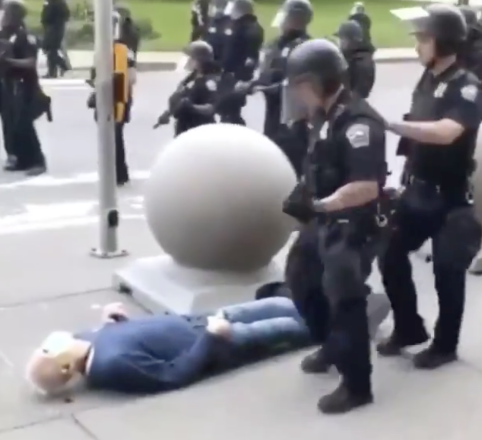 Officers left the elderly protester on the ground and continued walking. Source: Source: Twitter/ecuador_today