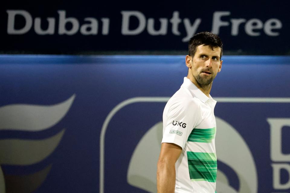 Srb Novak Djokovič reaguje na svou porážku s Českou republikou Jiří Veselý během čtvrtfinálového zápasu na Dubai Duty Free ATP Championships v emirátu Gulf 24. února 2022 (Foto Karim Al-Suhaib/AFP) (Foto Karim Sahib /AFP přes Getty Images)