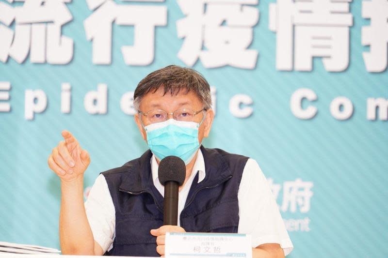 柯文哲在記者會上表示，現在COVID-19主要感染在50歲以下，「變成偏向年輕人的疾病」。（北市府提供）