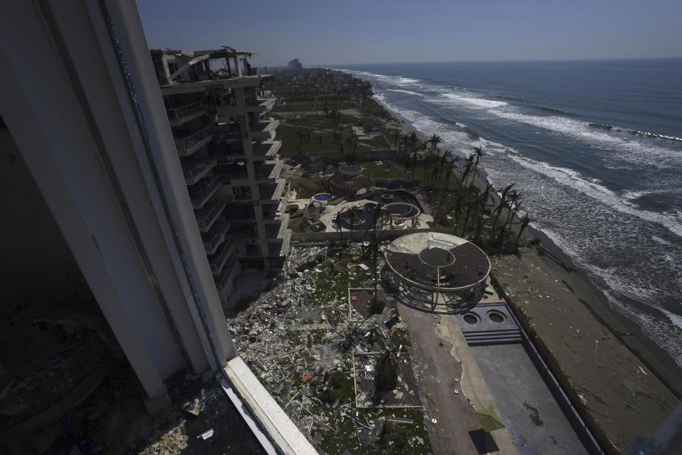 Escombros aún permanecen entre los edificios de apartamentos destrozados cerca de tres semanas después del paso del huracán Otis de categoría 5 en el sector Diamante de Acapulco, México, el jueves 9 de noviembre de 2023. (AP Foto/Marco Ugarte)