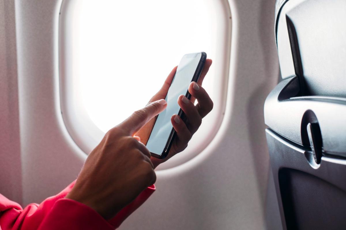 Airline passenger says he ‘never’ put his phone in airplane mode – and commentators are outraged