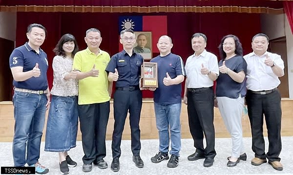 南市和順工業區廠協會理事長陳文祥致贈平安煎餅，助學甲警分局懲「煎」除「餓」。（記者李嘉祥攝）