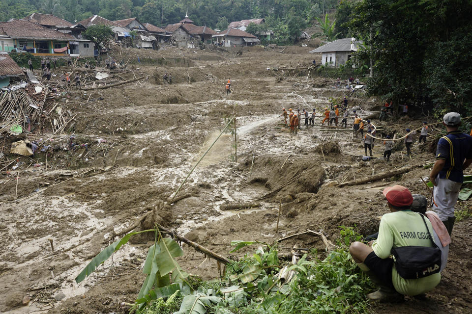 Rescatistas buscan a desaparecidos en una aldea afectada por un deslave en Cigudeg, Java Occidental, Indonesia, el sábado 4 de octubre de 2020. (AP Foto/Rangga)