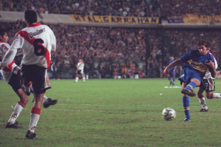 El momento en el que el tiempo se detuvo, Martín Palermo giró aun con sus limitaciones físicas del regreso a las canchas y clavó el zurdazo tan recordado de los cuartos de final de la Copa Libertadores 2000.