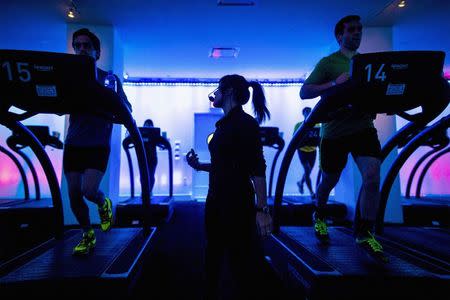 Jessica Desmond, an instructor at the Mile High Run Club (MHRC), leads a class in a Manhattan borough of New York November 14, 2014. REUTERS/Brendan McDermid