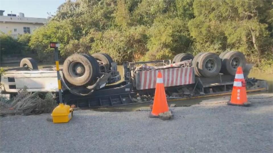 疑開錯路翻池塘　聯結車駕駛受困冰水溺斃