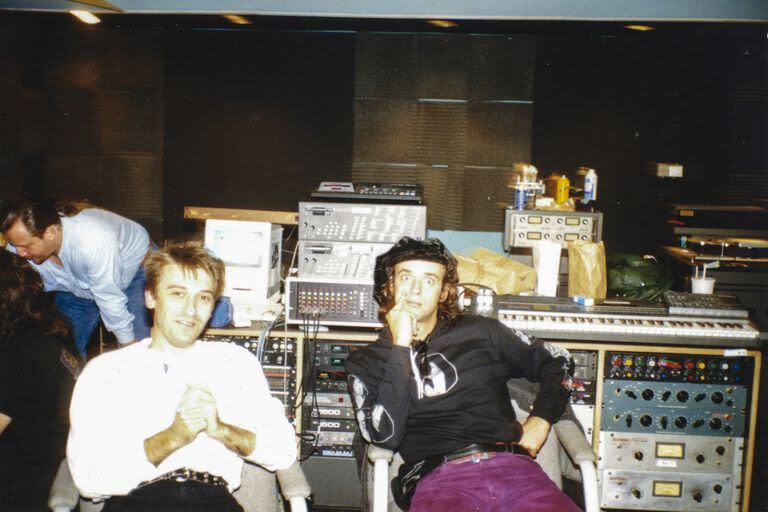 Daniel Melero y Gustavo Cerati en un estudio de Estados Unidos, en 1991