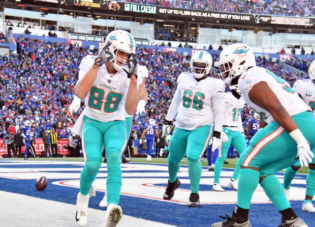 Miami Dolphins middle linebacker Elandon Roberts (52) is shown during an  NFL football game against the Tennessee Titans, Sunday, Jan. 2, 2022, in  Nashville, Tenn. (AP Photo/John Amis Stock Photo - Alamy