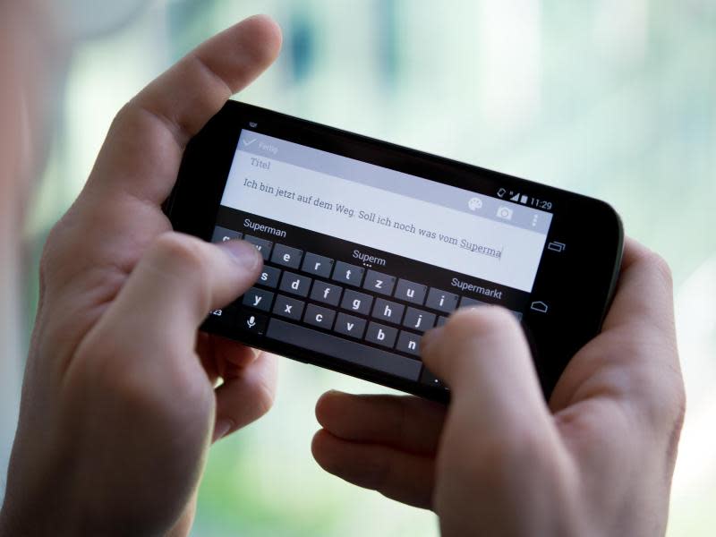 Mit Googles Standard-Tastatur haben Android-Nutzer die Wahl zwischen Tippen und Wischen. Foto: Franziska Koark