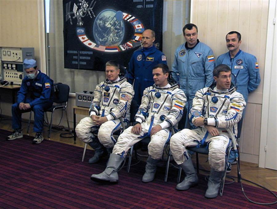 史上最慘烈太空人克里卡廖夫(下排右一)，國家消失無法回地球！圖/達志影像