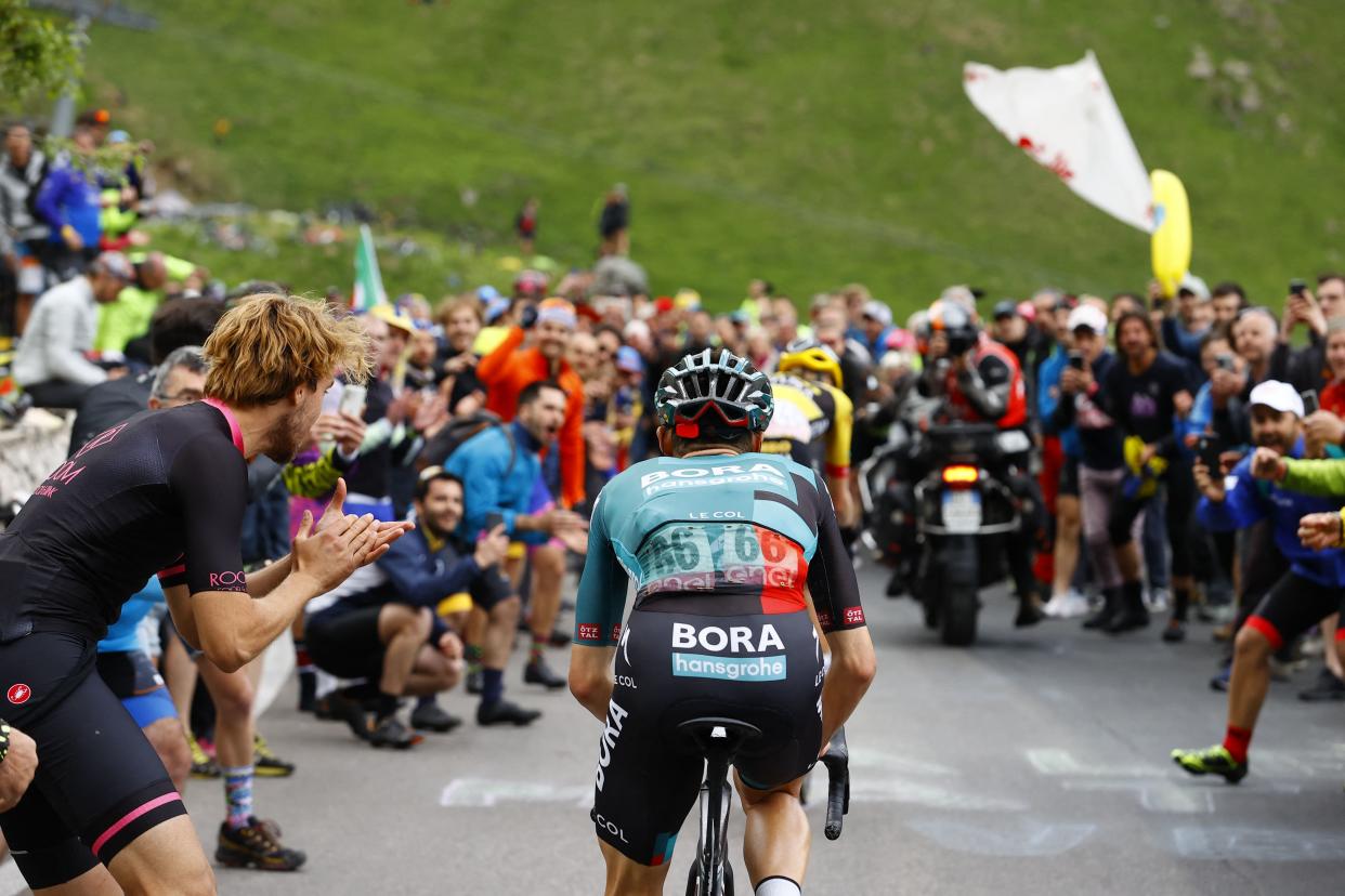  Jai Hindley climbing at the 2022 Giro d'Italia 