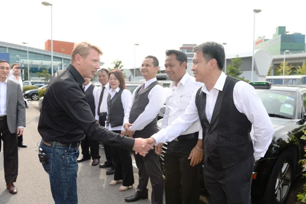 Mika Hakkinen meets SMRT taxi drivers in Singapore. (Johnnie Walker Singapore)