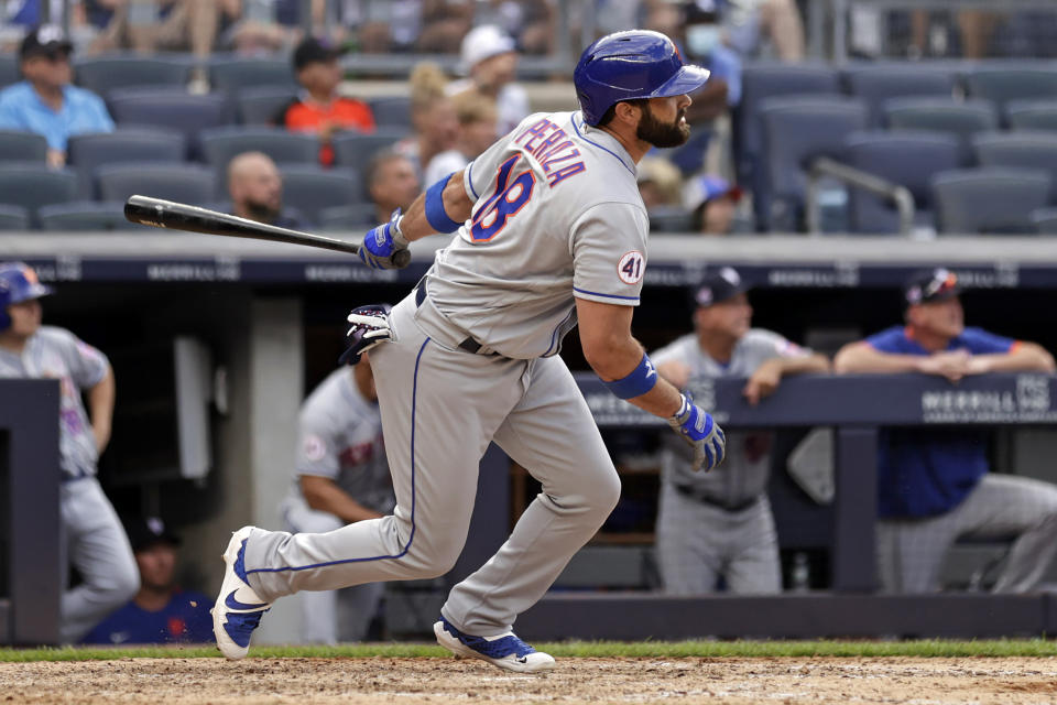 El venezolano José Peraza, de los Mets de Nueva York, batea un doble de dos carreras ante los Yanquis de la misma ciudad, en el primer duelo de una doble cartelera disputada el domingo 4 de julio de 2021 (AP Foto/Adam Hunger)