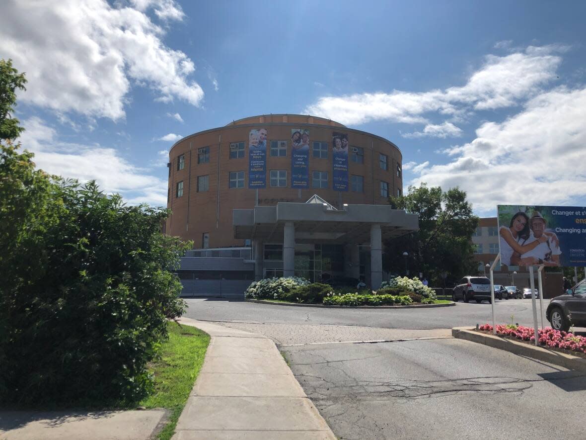 The Lakeshore General Hospital in Montreal's West Island is on the brink of a break in service this weekend, a health-care workers' union is warning.   (Jaela Bernstien/CBC - image credit)