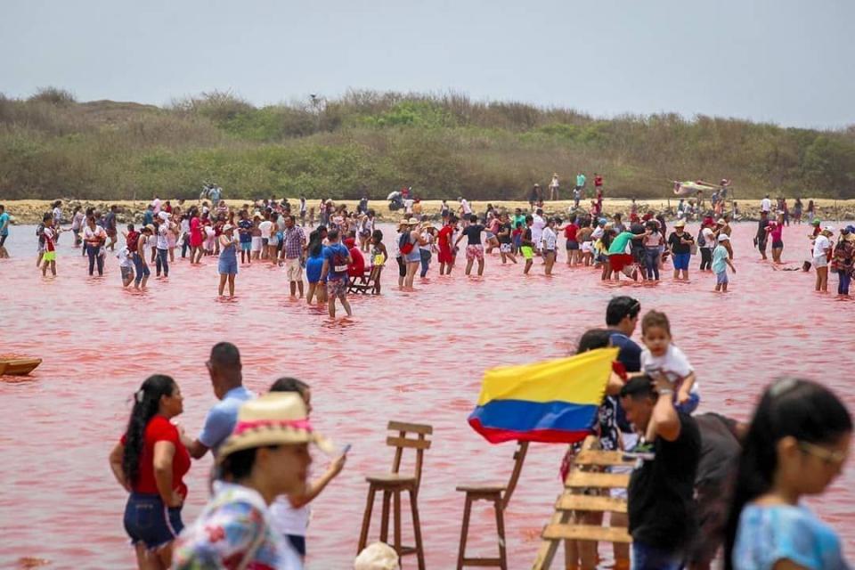 Fueron más de 43 mil turistas, para una población donde viven 1.500 personas (Foto Twitter @dumek_turbay, gobernador del departamento de Bolívar).