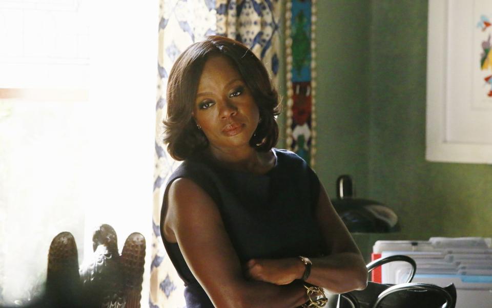 Viola Davis glänzt in "How To Get Away With Murder" (auf DVD und Blu-ray) als eiskalte Anwältin Annalise Keating, der jedes Mittel recht ist, um ihre Fälle zu gewinnen. Ihre grenzwertigen Methoden, um ungestraft mit Mord davonzukommen, lehrt sie auch ihren Studenten - die selbst Gebrauch davon machen müssen und auf Annalises Hilfe angewiesen sind. (Bild: Disney / ABC / Mitch Haaseth)