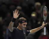 El suizo Roger Federer tras vencer al italiano Matteo Berrettini en la Copa Masters de la ATP en Londres, el martes 12 de noviembre de 2019. (AP Foto/Alastair Grant)