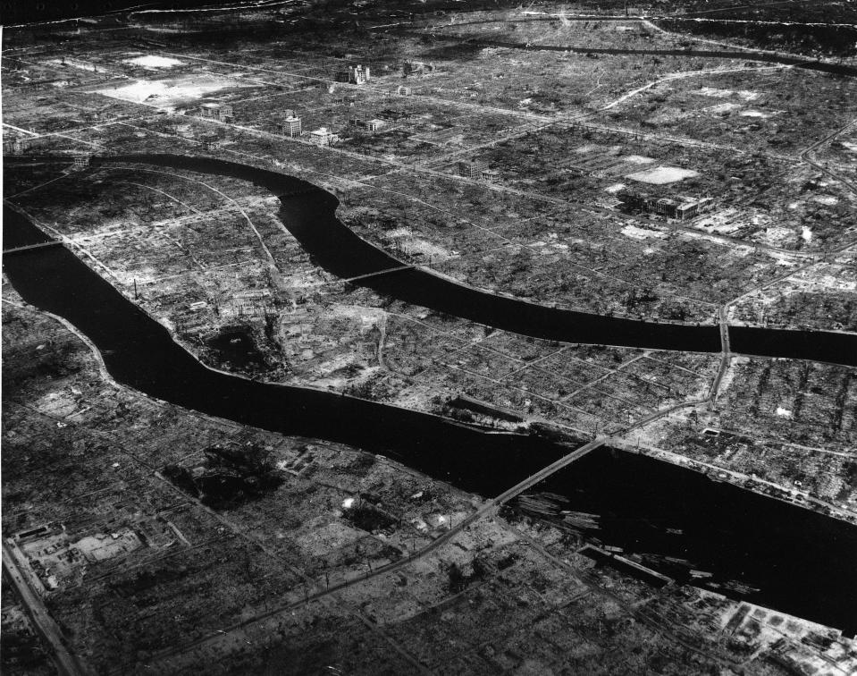 Una vista aérea de lo que quedó de la ciudad de Hiroshima, arrasada por el estallido atómico. (AP Photo)