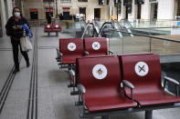 Bitte immer nur ein Platz pro Zweierreihe belegen: Auf dem Bahnhof Paris-Saint-Lazare gelten strenge Regeln, um eine zweite Infektionswelle mit dem Coronavirus zu verhindern. Foto: AP Photo / Christophe Ena