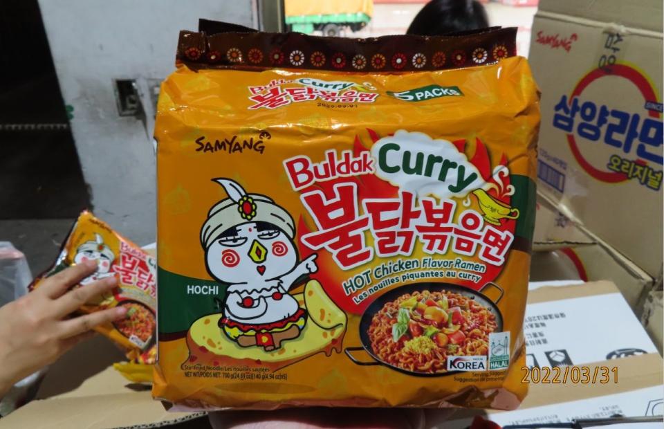 食藥署邊境攔查，韓國辣雞麵被驗出農藥超標。（食藥署提供）