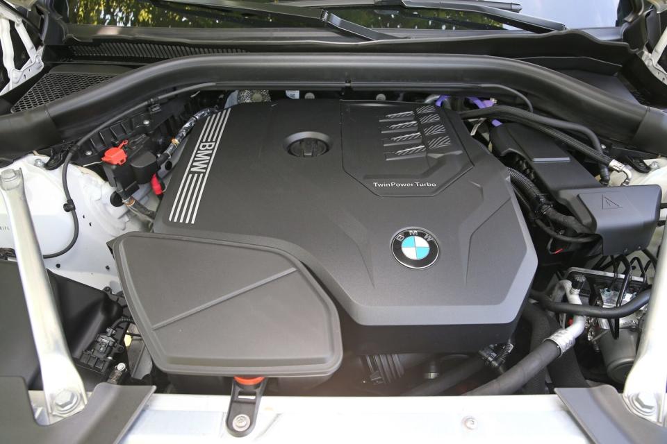 搭載的B48 2.0L直四汽油渦輪引擎導入48V輕油電系統，能夠降低怠速啟閉震動並額外提供11hp馬力輸出。